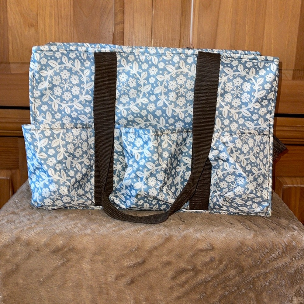 Thirty-One 5 pocket tote with 1 additional side mess pocket. Brand New.